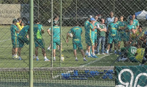 Tecnico reuni os jogadores do Palmeiras para uma reunião